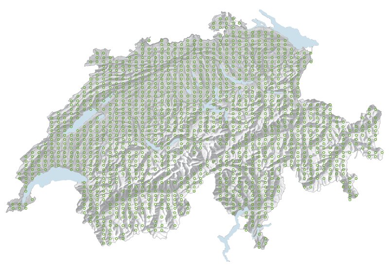 Reliefkarte der Schweiz mit Seen und Flüssen und darin eingezeichnet das sehr regelmässige Stichprobenraster des Messnetz Landlebensräume. Es gibt praktisch keine Lücken im Messnetz, ausser im Hochgebirge (unzugängliche Flächen) sowie Stichprobenpunkte, die in einem der grossen Seen zu liegen kommen.